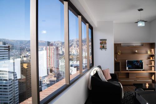 ラパスにあるSky Suites Sopocachiの市街の景色を望むリビングルーム