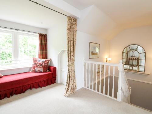un soggiorno con divano rosso e finestra di Fearnach Bay House a Oban