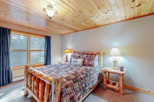 ein Schlafzimmer mit einem Bett und einer Holzdecke in der Unterkunft Pinecone Lodge in Newry