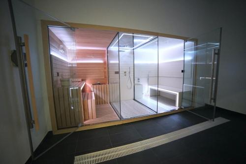 une chambre en verre avec douche dans un bâtiment dans l'établissement Capuchinos 4, à Nerja