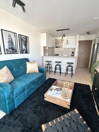 Il comprend un salon avec un canapé bleu et une cuisine. dans l'établissement Home Cavero, Moderno y completo departamento, à Lima