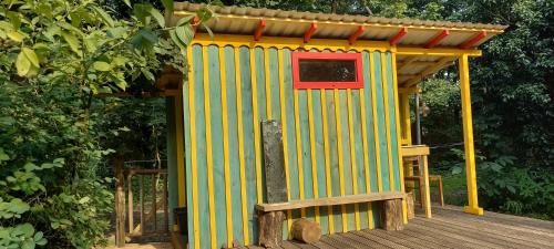 kolorowy dom na drewnianym tarasie w obiekcie Einfachlosmachen-Zeltpunkt 