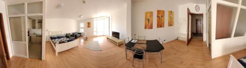 ein Wohnzimmer mit einem Sofa und einem Tisch in der Unterkunft Ludwigsturm Appartement in Straubing in Straubing