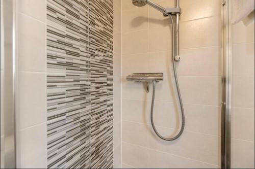 La salle de bains est pourvue d'une douche avec une porte en verre. dans l'établissement Stonefall Home Stay, à Harrogate