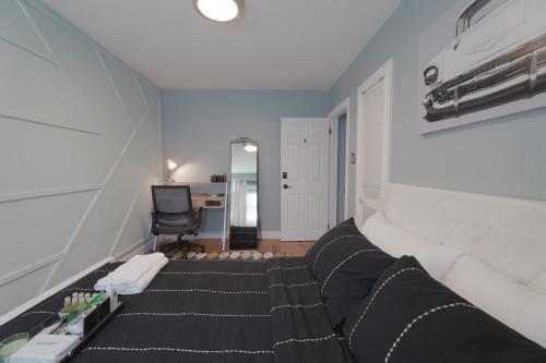 ein Wohnzimmer mit einem Sofa und einer Treppe in der Unterkunft Musician's Retreat Near Toronto Subway in Toronto