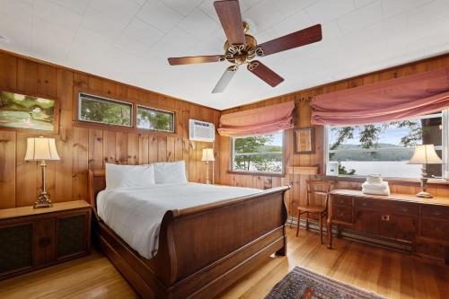 1 dormitorio con 1 cama y ventilador de techo en Dreamy Paradise Point, en Brant Lake