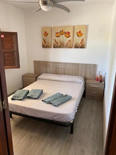 ein Schlafzimmer mit einem Bett mit zwei Handtüchern darauf in der Unterkunft LO TROS in Botarell