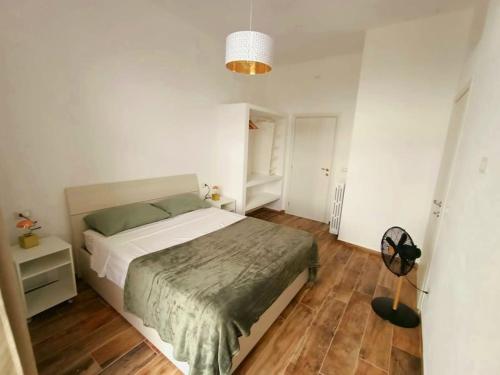 - une chambre avec un grand lit et du parquet dans l'établissement Appartamento Olivo, à Collecorvino