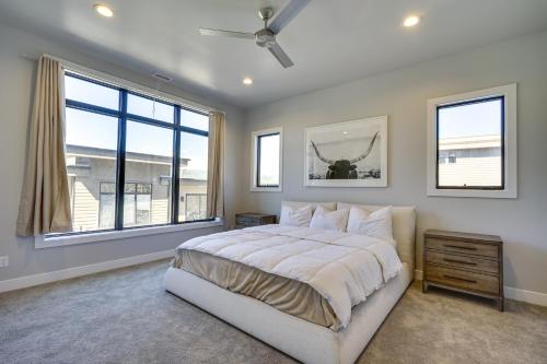 Un dormitorio con una cama grande y una ventana en Hideout Haven Luxe Retreat with Lake View and Hot Tub, en Keetley
