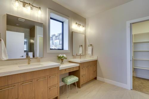 baño con 2 lavabos y espejo grande en Hideout Haven Luxe Retreat with Lake View and Hot Tub, en Keetley