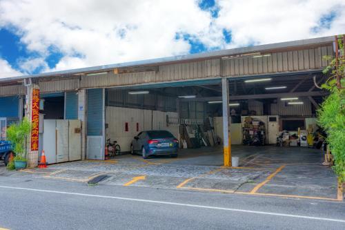 a garage with a car parked inside of it at 花蓮新格大飯店 Hualien Synco Hotel 部分房型 保證車位 in Hualien City