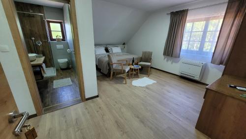 Zimmer mit einem Schlafzimmer mit einem Bett und einem Tisch in der Unterkunft Plitvica Villa Prica in Plitvička Jezera