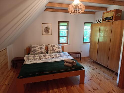 a bedroom with a bed in a attic at Dębowe Królestwo Leśniczówka w Puszczy na wyłączność in Policzna