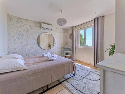 een slaapkamer met een groot bed en een spiegel bij Spa Mas Baucour in Grasse