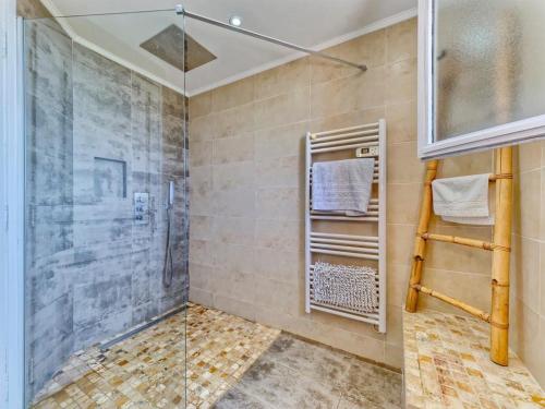 een badkamer met een douche en een glazen douchecabine bij Spa Mas Baucour in Grasse
