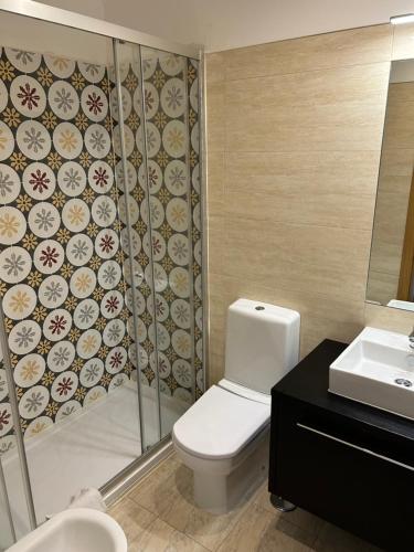 La salle de bains est pourvue de toilettes, d'une douche et d'un lavabo. dans l'établissement Paraíso da Ria Formosa, à Faro