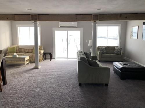 uma sala de estar com um sofá e uma mesa em Mariners Cove cottage em Norfolk