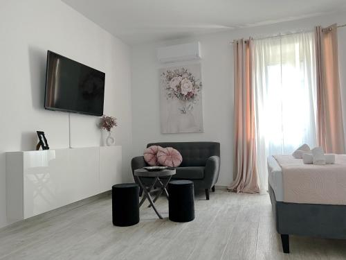 Sala de estar blanca con cama y sofá en Studio apartman Perla en Split