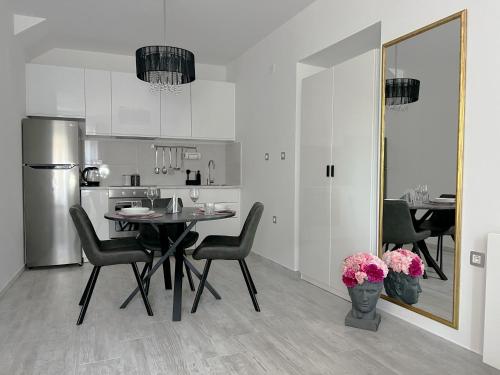 cocina y comedor con mesa y sillas en Studio apartman Perla en Split