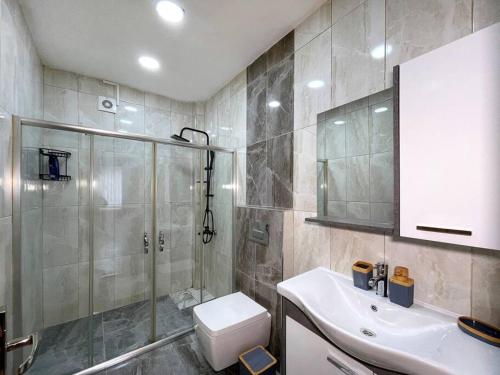 Newly Furnished Flat @Sultanahmet @Hagiasophia في إسطنبول: حمام مع دش ومرحاض ومغسلة