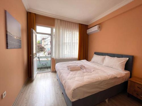 Newly Furnished Flat @Sultanahmet @Hagiasophia في إسطنبول: غرفة نوم بسرير كبير ونافذة كبيرة