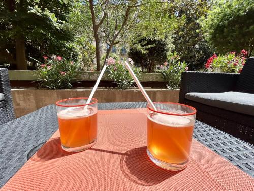 dois copos de cerveja sentados numa mesa em Les Appartements d'Edmond Rome Favier em Marselha
