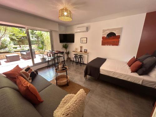 uma sala de estar com uma cama e um sofá em Les Appartements d'Edmond Rome Favier em Marselha
