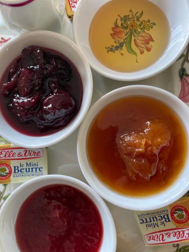 a group of bowls of food on a table at Villa Daphné in Spéracèdes