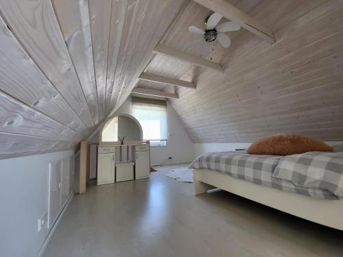 a bedroom with a bed and a ceiling at Kaldeni majutus in Are