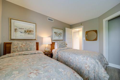 ein Schlafzimmer mit 2 Betten und einer Lampe in der Unterkunft Updated Gatlinburg Condo Balcony and Mountain Views in Gatlinburg