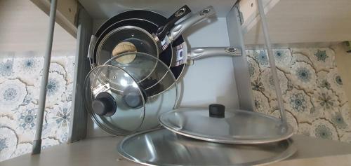 eine Küchentheke mit einem Metall-Sieb in einer Küche in der Unterkunft Casa Mare Blu Agropoli - Blu Zaffiro in Agropoli