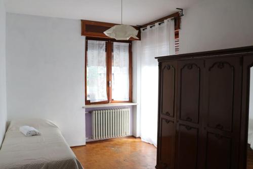 1 dormitorio con cama y ventana en Oasi verde Susa città, en Susa