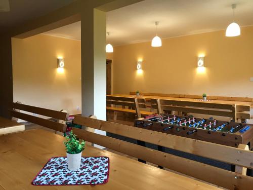 Une église vide avec une table au milieu dans l'établissement Penzión Bachleda, à Ždiar
