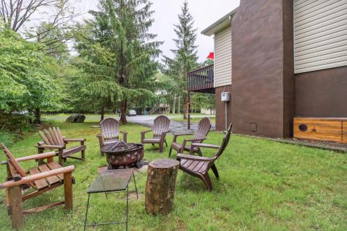 Foto dalla galleria di Tobyhanna Home with Fire Pits - 9 Mi to Kalahari! a Tobyhanna