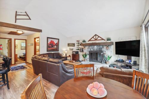 Foto dalla galleria di Tobyhanna Home with Fire Pits - 9 Mi to Kalahari! a Tobyhanna