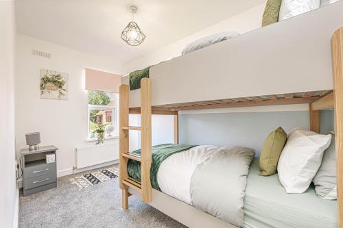 a bedroom with two bunk beds and a desk at Charming 3-Bedroom Home in Historic Lincoln Ideal for Families in Lincolnshire