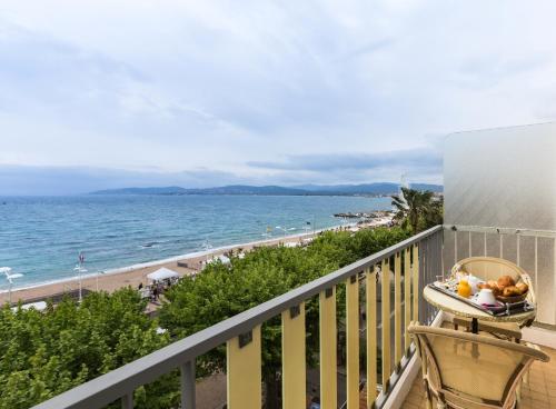 a balcony with a view of the beach at Le Beau Séjour in Saint-Raphaël
