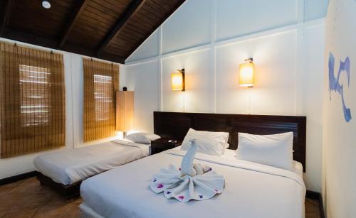 Łóżko lub łóżka w pokoju w obiekcie Abu Dabbab Lodge
