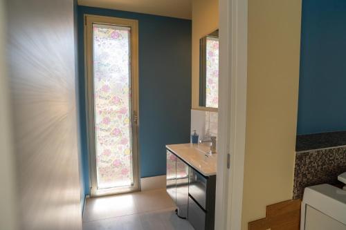 普利亞區格拉維納的住宿－Oppip，一间带水槽的浴室和一扇窗户的门