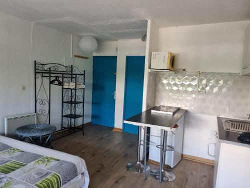 Cette petite chambre comprend une cuisine et un lit. dans l'établissement Idéal Vacances petit budget, à La Grande Motte