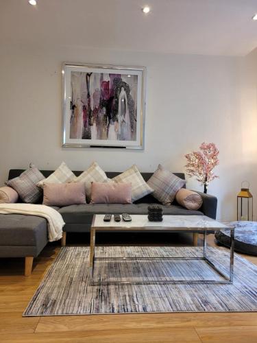 een woonkamer met een bank en een salontafel bij 3 Bedroom Apartment in Central London Sleep 10 HY2 in Londen