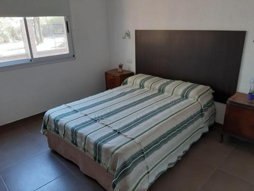 a bedroom with a bed in a room with a window at Indigo CCH in Carpintería