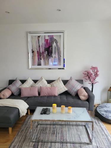 a living room with a couch and a coffee table at 3 Bedroom Apartment in Central London Sleep 10 HY2 in London