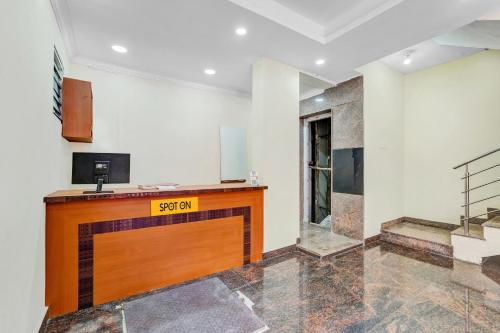 een kamer met een bureau met een bord erop bij OYO Hotel Sri Thirumala Lodge in Bangalore