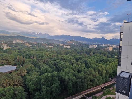 una vista aérea de un bosque de árboles en una ciudad en Апартаменты в ЖК Шоколад, en Almaty