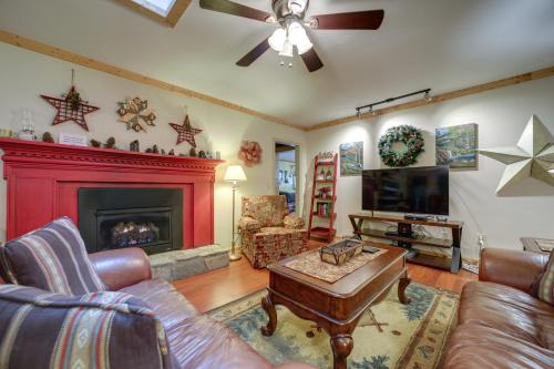Campbell Retreat in Maggie Valley with Deck!にあるテレビまたはエンターテインメントセンター