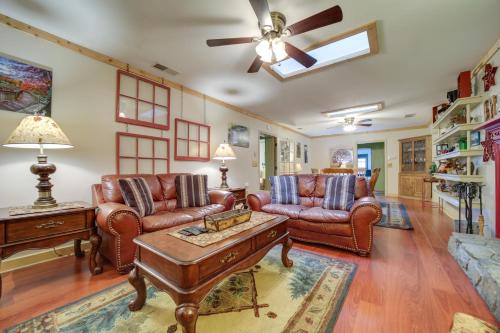Campbell Retreat in Maggie Valley with Deck!にあるシーティングエリア