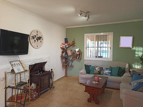 - un salon avec un canapé et une télévision dans l'établissement Casa du voyage, à Boquilla