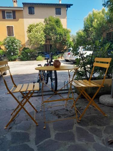 a table and two chairs sitting next to a bike at MAJA HOME in Lazise