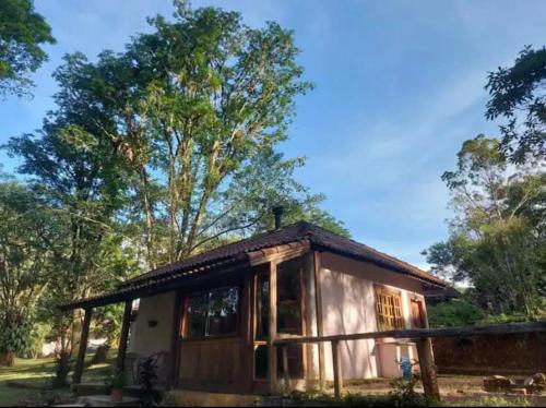 a small house in the middle of a forest at Chalés SFX in São Francisco Xavier